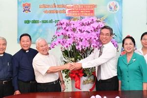 Vice Secretary of the HCMC Party Committee Nguyen Phuoc Loc visits the Central Committee for Solidarity of Vietnamese Catholics in HCMC. (Photo: SGGP)