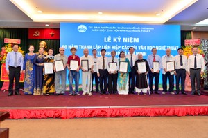 Typical artists receive certificates of devotion. (Photo: SGGP)