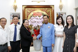 Chairwoman of the HCMC People’s Council Nguyen Thi Le (3rd, L) visits Knight of Grand Cross Le Duc Thinh (4th,R). (Photo: SGGP)