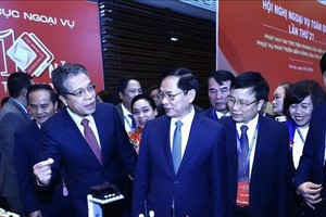 Minister of Foreign Affairs Bui Thanh Son visits a display of local products on the sidelines of the conference. (Photo: VNA)