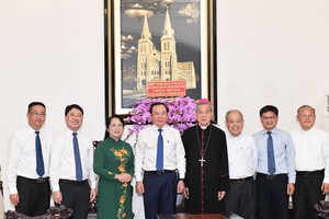 A delegation of HCMC officials led by Secretary of the HCMC Party Committee, Nguyen Van Nen on December 18 pays a visit to the headquarters of the HCMC Archdiocese on the occasion of Christmas 2023 and New Year 2024. (Photo: SGGP)