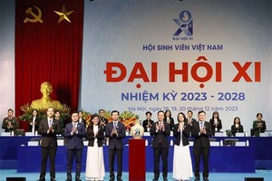 President Vo Van Thuong (front, third from right) presents a gift to the 11th National Congress of the Vietnamese Students’ Association on December 19. (Photo: VNA)