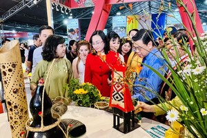 Deputy Minister of Trade and Industry Phan Thi Thang (C) and delegates attend the event. (Photo: SGGP)