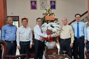 Mr. Nguyen Phuoc Loc, Head of the Organization Commission of the HCMC Party Committee visits Bishop Tran Dinh Tu, former Bishop of Phu Cuong Diocese. (Photo: SGGP)