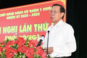 Chairman of the HCMC People’s Committee Phan Van Mai speaks at the meeting. (Photo: SGGP)