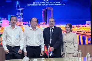 Director of the HCMC Department of Health, Dr. Tang Chi Thuong (2nd, L) receives Cuban medical experts, Professor, doctor José Armando Aronte Villamarín and Professor, doctor Sonia María González Vega in the city on December 26. (Photo: SGGP)