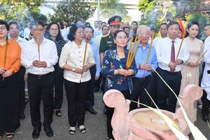 Chairwoman of the HCMC People’s Council Nguyen Thi Le (4th, L) and delegates offer incense to revolutionary and