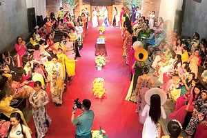 A performance of Ao Dai (Vietnamese traditional dress) at the HCMC Ao Dai Museum