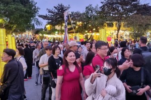 Hoi An welcomes tens of thousands of visitors on New Year holiday (Photo: tienphong.vn)