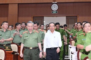 Minister of Public Security Gen. To Lam. (L) and Secretary of the HCMC Party Committee Nguyen Van Nen attend the conference. (Photo:SGGP)