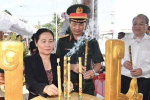 HCMC's leaders offer incense to heroic martyrs. (Photo:SGGP)