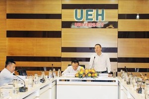 Director of the municipal Statistics Office Nguyen Khac Hoang speaks at the event (Photo: VNA)