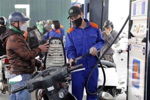 At a Petrolimex petrol station in Hanoi (Photo: VNA)