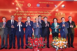 Leaders and former leaders attend the award ceremony. (Photo:SGGP)