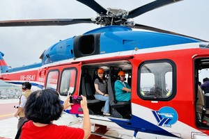 Visitors enjoy scenic helicopter tours citywide. (Photo: SGGP)