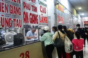 Passengers buy bus tickets at Mien Tay (Western) Bus Station (Photo: SGGP)