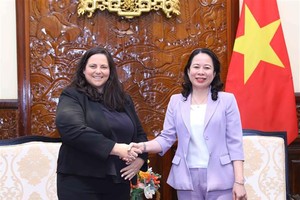 Vice President Vo Thi Anh Xuan (R) welcomes President of Ford Motor’s International Markets Group Kay Hart. (Photo: VNA)