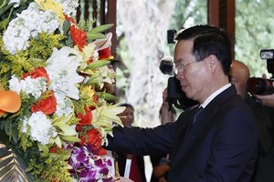 President Vo Van Thuong pays floral tribute to President Ho Chi Minh (Photo: VNA)