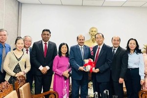 Chairman of the Vietnam - India Friendship Association (VIFA) in HCMC Huynh Thanh Lap (4th, R) receives Indian Ambassador Sandeep Arya in the city on July 19, 2023. (Photo: SGGP)