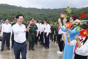 President Vo Van Thuong (L) visits Regiment 152 of the Military Region 9 (Photo: VNA)