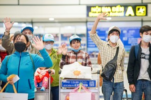 Vietnam Airlines will offer free flights to bring workers with difficult circumstances in southern provinces to their homes in the North to reunite relatives on the Tet holiday. (Photo: SGGP)