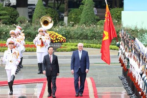 President Vo Van Thuong (L) and German President Frank-Walter Steinmeier at the ceremony held to welcome the latter in Hanoi on January 23. (Photo: SGGP)