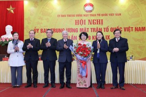 Vice Secretary of the HCMC Party Committee Nguyen Phuoc Loc (3rd, L) and leaders of the Vietnam Fatherland Front (VFF) Central Committee congratulate the newly-appointed Vice President of the VFF Central Committee To Thi Bich Chau (3rd, R). (Photo: SGGP)