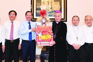 Chairman of the HCMC People’s Committee Phan Van Mai (4th, L) visits Archbishop of the Archdiocese of HCMC Nguyen Nang (4th, R) on January 25 on the occasion of the Lunar New Year 2024. (Photo: SGGP)