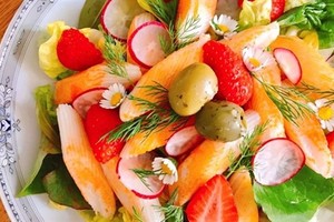 Strawberry can be used to make tasty salad mixes with other fruits and vegetables. (Photo: cookpad.vn)