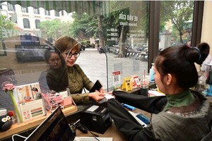 Tourists buy e-tickets at Vietnam National Fine Arts Museum (Photo: Tourism Information Technology Centre)