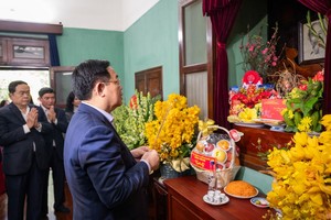 Chairman of the National Assembly (NA) Vuong Dinh Hue offers incense in memory of President Ho Chi Minh at House 67 in the Presidential Palace complex in Hanoi. (Photo: VNA)