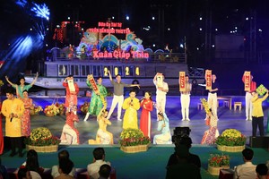 A dancing and singing item in the art program (Photo: SGGP)