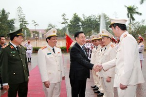 NA Chairman Vuong Dinh Hue pays a pre-Tet visit to public security officers and soldiers of Nghe An province on February 8. (Photo: VNA)