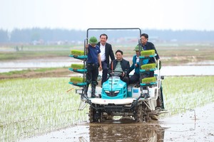 PM Pham Minh Chinh operates a rice planting machine in Hai Duong (Photo: SGGP)