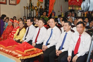 Standing Vice Secretary of the HCMC Party Committee Nguyen Ho Hai (3rd,R), Vice Chairmen of the municipal People’s Committee Duong Anh Duc (4th, R) and Nguyen Van Dung (2nd, R) and delegates attend the festival. (Photo: SGGP)