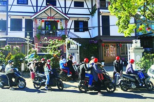The surge in tourists has led to an overload of services such as motorbike rentals, cafes, and restaurants. (Photo: SGGP)