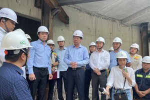 Chairman of the People's Committee of HCMC Phan Van Mai (C) inspects the progress of the construction of Phu Tho circus and multi-purpose performing center project on February 17. (Photo: SGGP)