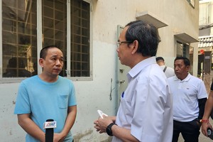Secretary of the HCMC Party Committee Nguyen Van Nen (R) visits and offers condolences to the families of the victims of the fire. (Photo: SGGP)