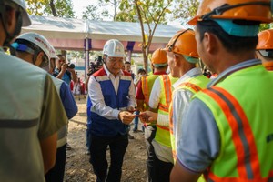 MAUR's leaders offer lucky envelopes to workers of Metro line 2 project. (Photo: SGGP)