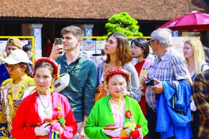 Foreign visitors visit Van Mieu – Quoc Tu Giam (the Temple of Literature) in Hanoi on Tet holidays. (Photo: SGGP)