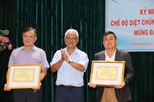 The Vietnam - Cambodia Friendship Association in HCMC honored and awarded individuals who have made positive contributions to people-to-people diplomacy. (Photo: SGGP)