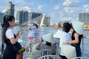 The double-decker water bus operating along the Saigon River attracts many visitors. (Photo: SGGP)