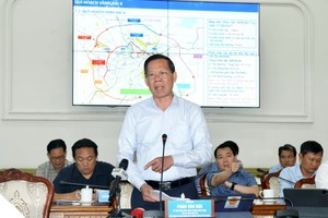 Chairman of the HCMC People's Committee Phan Van Mai speaks at the meeting. (Photo: SGGP)
