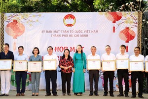 The Vietnam Fatherland Front Committee in HCMC presents certificates of merit to individuals and collectives for their outstanding contributions to the program. (Photo: SGGP)