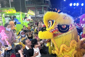 Kylin and Dragon dance performance at the festival (Photo:SGGP)