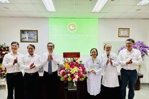 Vice Secretary of the HCMC Party Committee Nguyen Phuoc Loc (3rd, L) visits Dr. Phan Kim Phuong, former Director of the HCMC Heart Institute and medical staff of Tam Duc Heart Hospital. (Photo: SGGP)