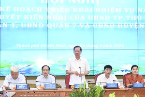 Chairman of the HCMC People's Committee, Phan Van Mai speaks at the meeting. (Photo: SGGP)