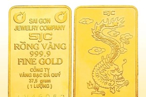 Domestic gold prices surge to a new peak on March 2 evening, reaching VND81 million (US$3,300) per tae.