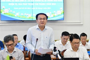 Director of the HCMC Department of Information and Communications Lam Dinh Thang speaks at the meeting. (Photo: SGGP