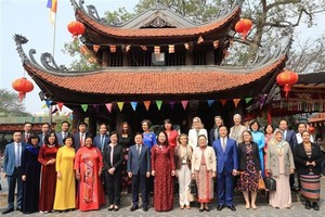 Vice President Vo Thi Anh Xuan and female foreign ambassadors and chief representatives from international organizations in Vietnam visit Dong Ky temple in Bac Ninh province. (Photo: VNA)